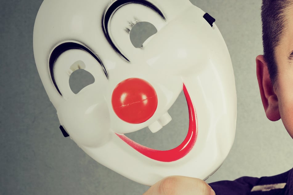 Die Polizei sucht den Mann hinter der Clownmaske. (Symbolbild)