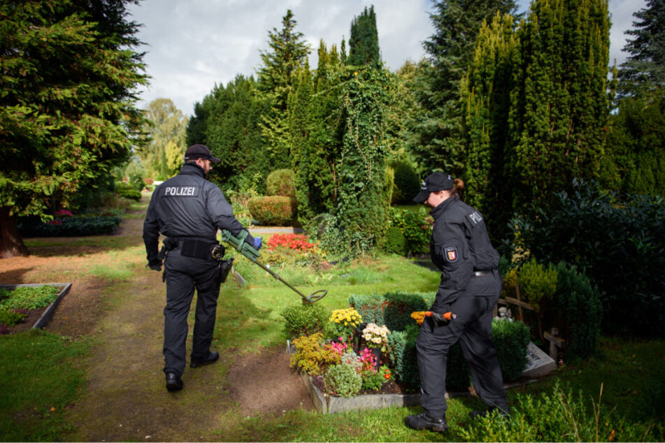 Auch auf dem Rendsburger Friedhof suchten Polizisten sogar mit einem Metalldetektor nach Spuren im Fall der getöteten Prostituierten.