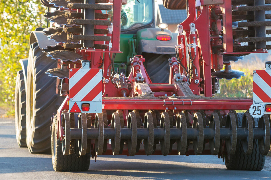 Ein betrunkener Traktorfahrer hat in Bayern mit einem Teil seines Fahrzeugs ein Auto gestreift und dieses aufgeschlitzt. (Symbolbild)