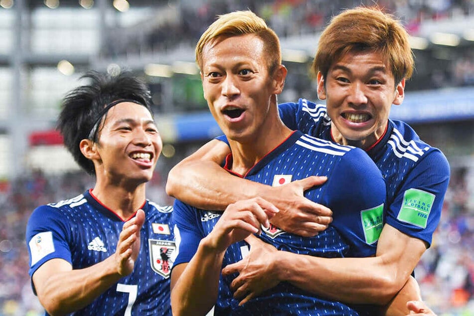 Keisuke Honda (M.) ist in Japan eine Fußballlegende und so bekannt wie ein Popstar.