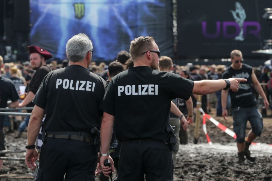 Polizisten nahmen die Mutter auf dem Wacken-Festival fest. (Symbolbild)