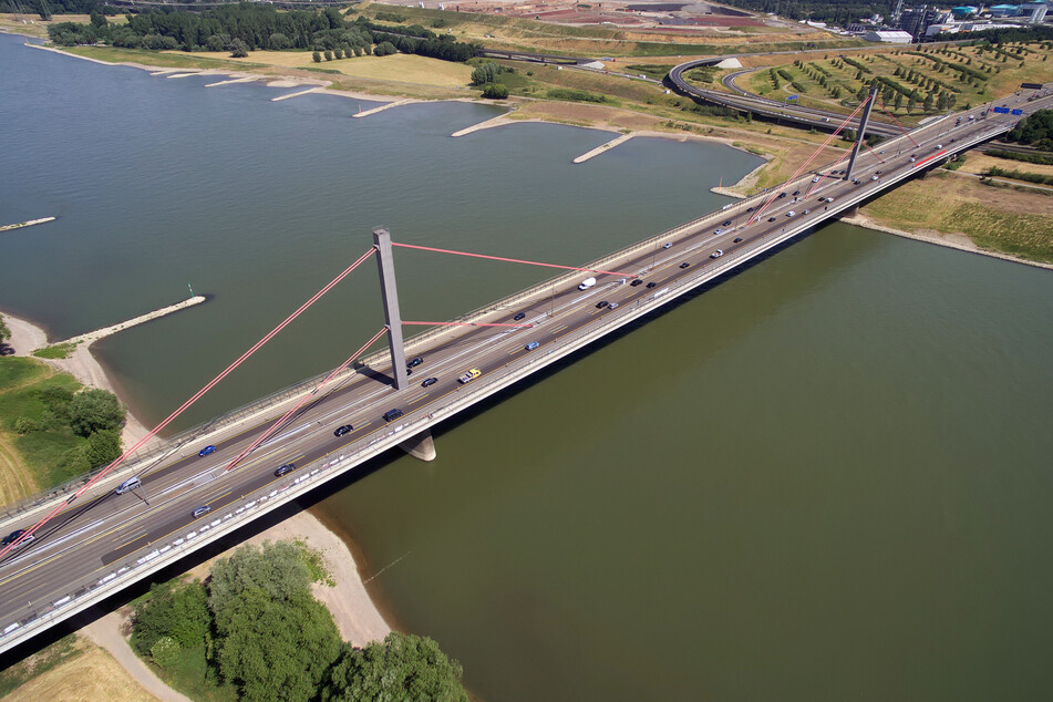 Die Rheinbrücke bei Leverkusen ist ebenfalls eines der Sorgenkinder in NRW und soll gegen 2024 abgerissen werden. (Archivfoto)