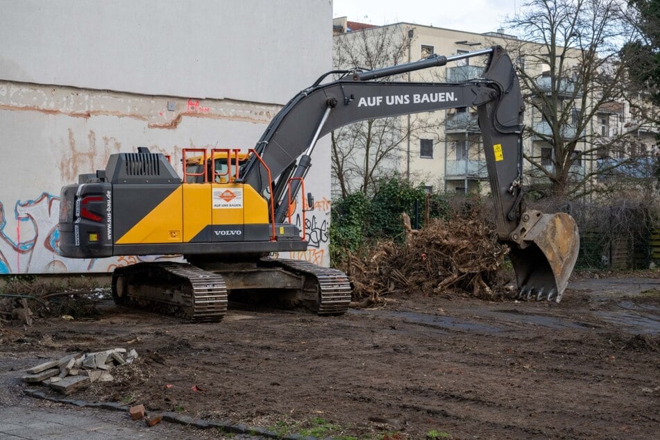 Ein Bagger stieß bei Bauarbeiten auf Munitionsteile.