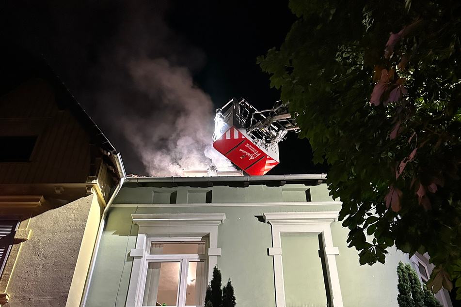 In der Nacht auf Freitag brannte die Dachgeschosswohnung eines Mehrfamilienhauses in Helmstedt.