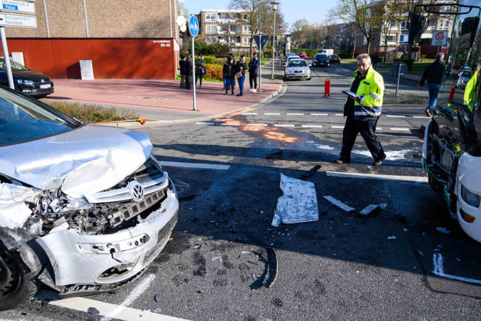 Der Autofahrer krachte beim Überholen an einer Kreuzung frontal in den Schulbus.