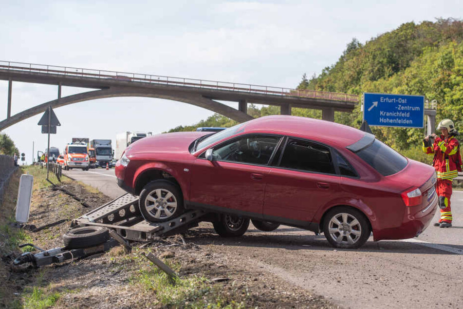 Auf dem Anhänger war ein Auto geladen, das mit in die Baustelle krachte.