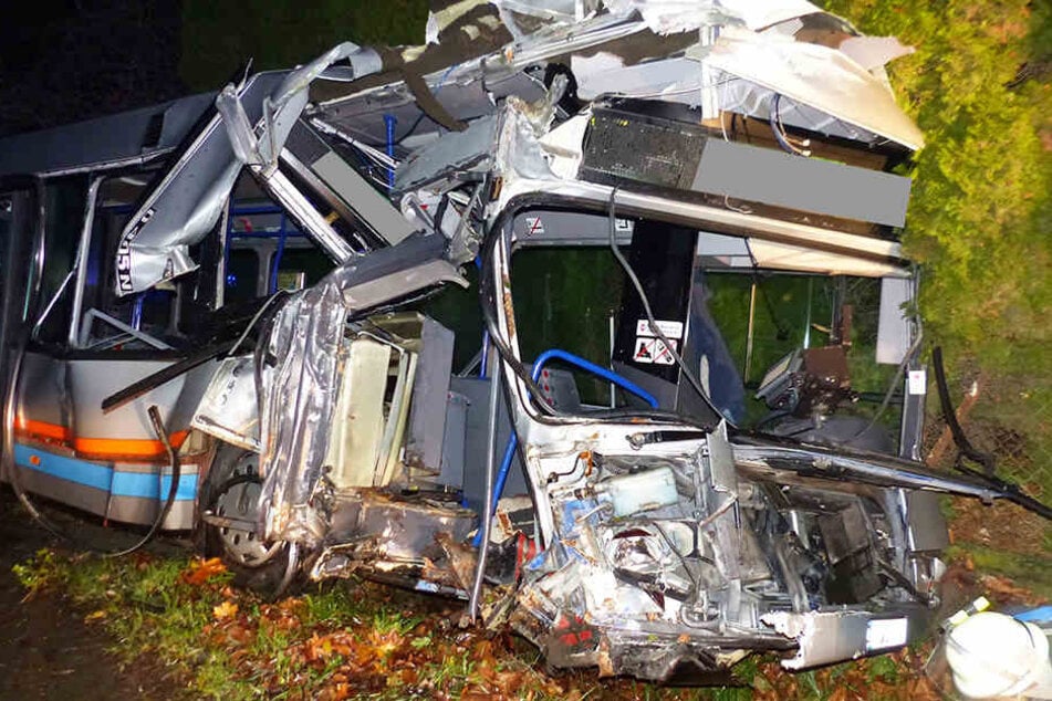 Die Rettungskräfte mussten den Busfahrer aus dem Unfallwrack befreien.
