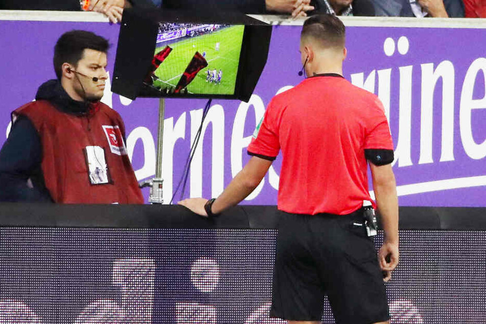 Schiedsrichter Daniel Schlager griff beim Zweitliga-Spiel zwischen dem FC Erzgebirge Aue und 1. FC Nürnberg auf den Videobeweis zurück.