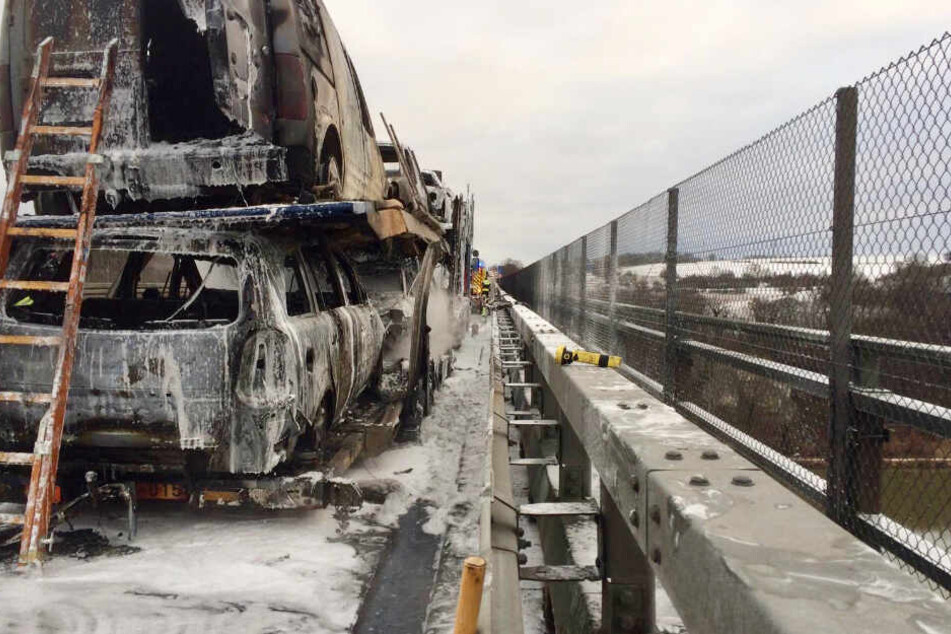 Der Brand des Autotransporters auf der Autobahn 3 sorgte für einen erheblichen Schaden.