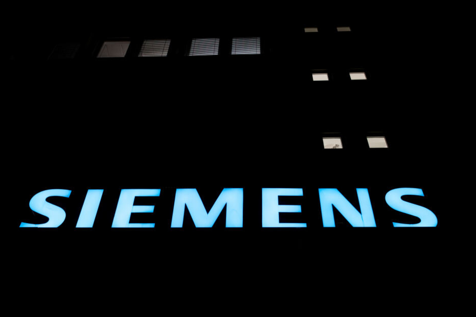 Der Industriekonzern Siemens hält trotz Protesten von Klimaschützern an einer wichtigen Zulieferung für ein umstrittenes Kohlebergwerk in Australien fest.
