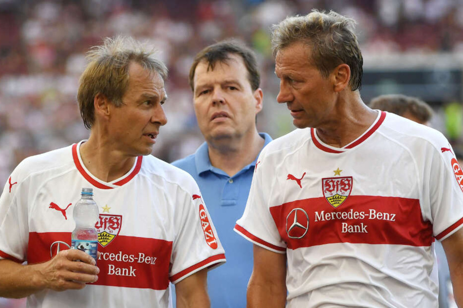Klinsmann und Buchwald unterhalten sich nach einem Legendenspiel.
