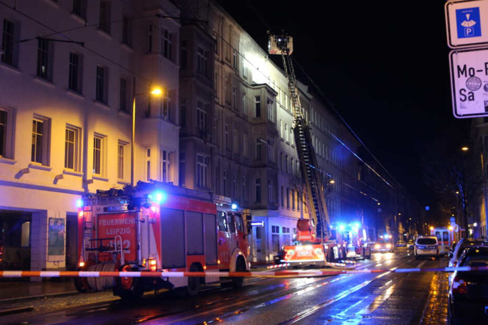 In einer Wohnung war offenbar Essen unbeaufsichtigt auf dem Herd stehen gelassen worden. Der Mieter der Wohnung erlitt eine Rauchgasvergiftung.