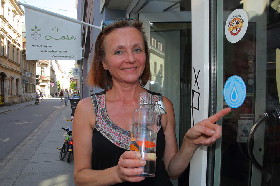 Berit Heller (49) ist eine der rund 20 Ladeninhaber in Dresden, die sich am "Refill"-Projekt beteiligen. Bei ihr gibt's Wasser für alle - kostenlos.