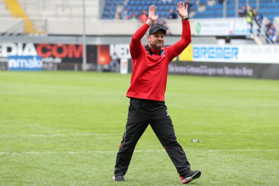 Nach dem Sieg gegen den 1. FC Heidenheim ließ sich SCP-Trainer Baumgart feiern.