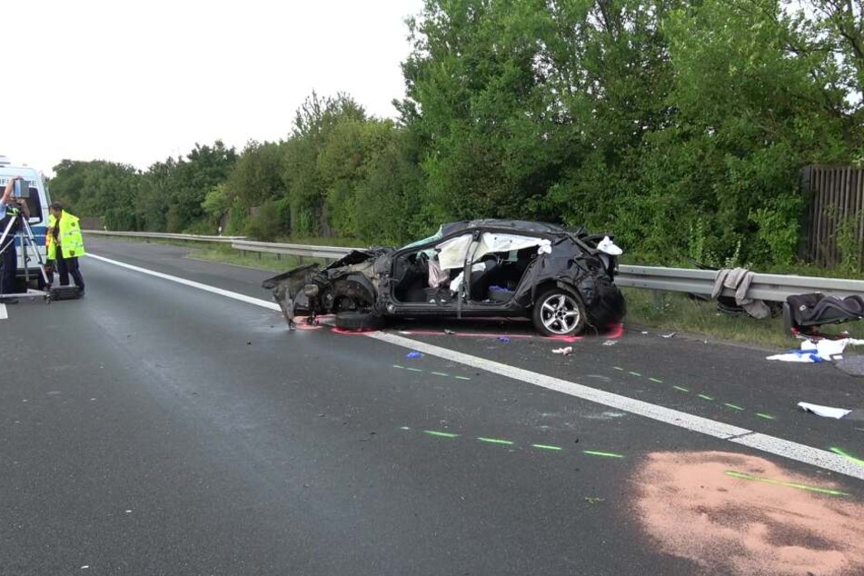 Bei dem Crash wurde das Auto stark beschädigt.