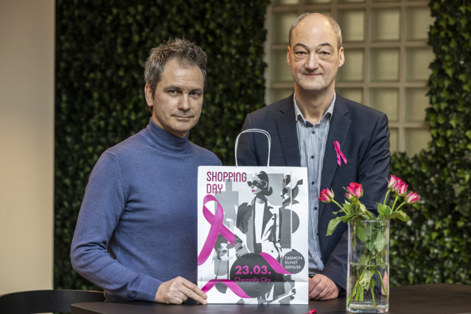 Die pinke Schleife und die Einkaufstüte für einen guten Zweck: Veranstalter Sven Hertwig (53, l.) und Jörg Knöfel (56), Centermanager der Galerie Roter Turm.