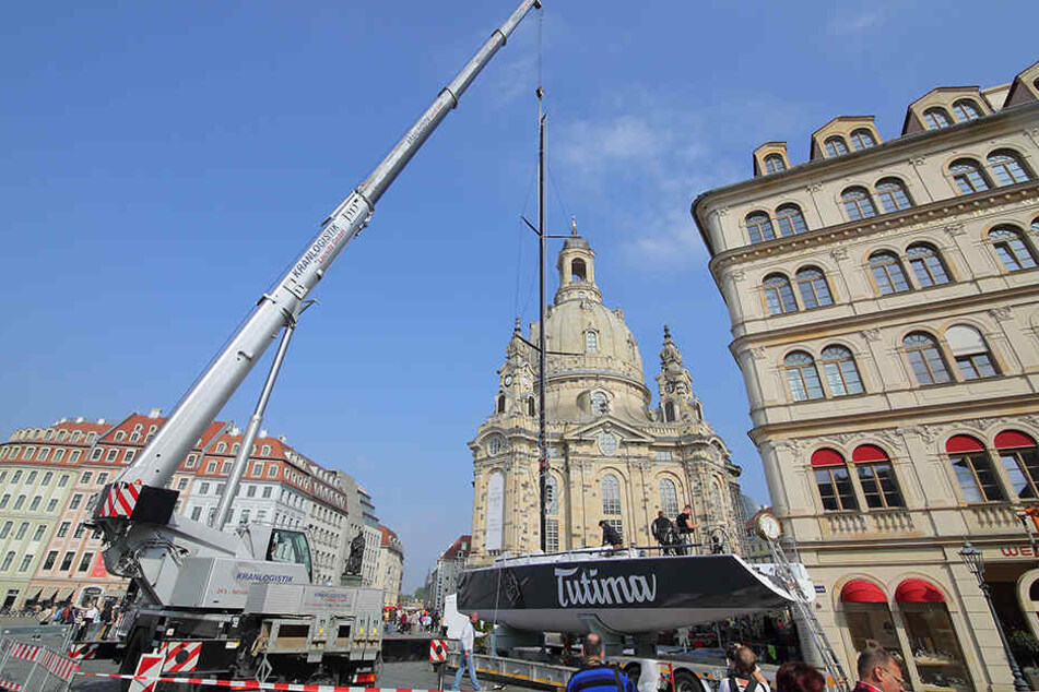 Gegen Mittag wird die Yacht vor laufenden Kameras „gemastet“.