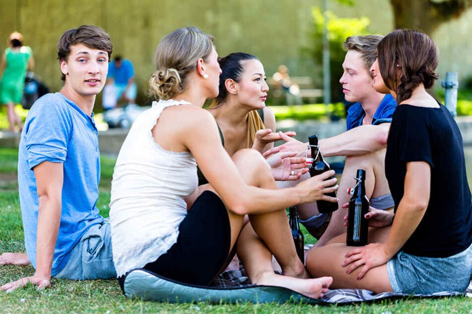 Im Sommer zieht es viele in Parks. Ein kühles Bierchen darf da oft nicht fehlen. Im Webereipark in Gütersloh gehört das aber bald der Vergangenheit an. (Symbolbild)