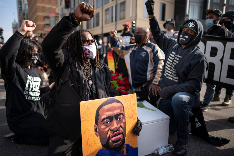 Minneapolis: Demonstranten gedenken an George Floyd, der nach einem brutalen Polizeieinsatz verstarb.