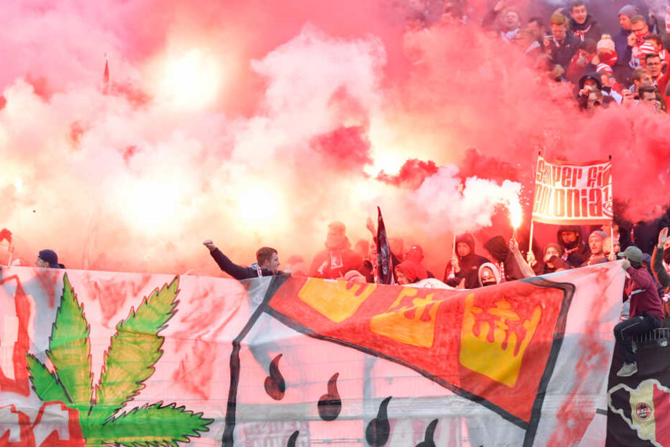 Pyrotechnik und Fußball gehört für einige Fußball-Anhänger weiterhin zusammen.