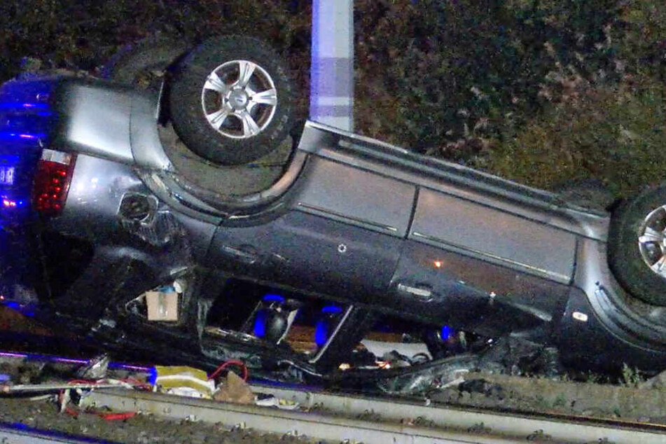 Das Bild zeigt den verunglückten SUV der Marke SsangYong.