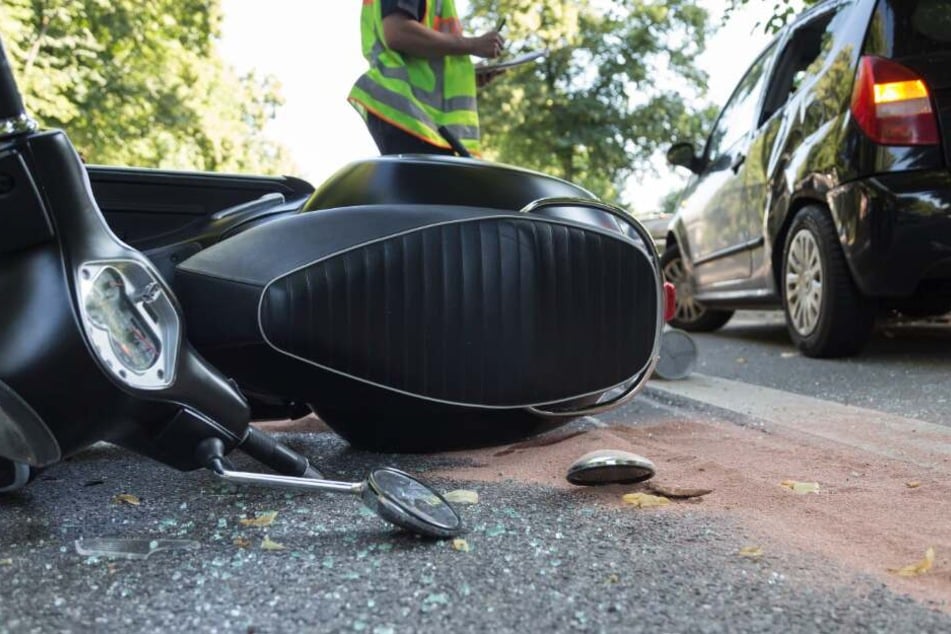 Der Roller crashte frontal mit einem Auto zusammen. (Symbolbild)