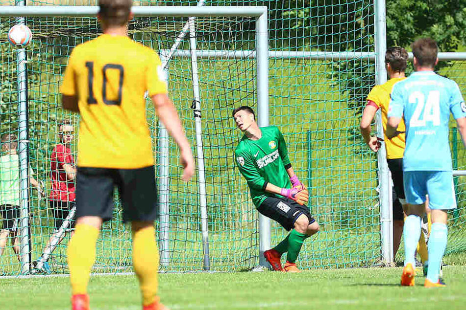 Tom Baumgart (außerhalb des Bildes) trifft zum 1:0 für den CFC.