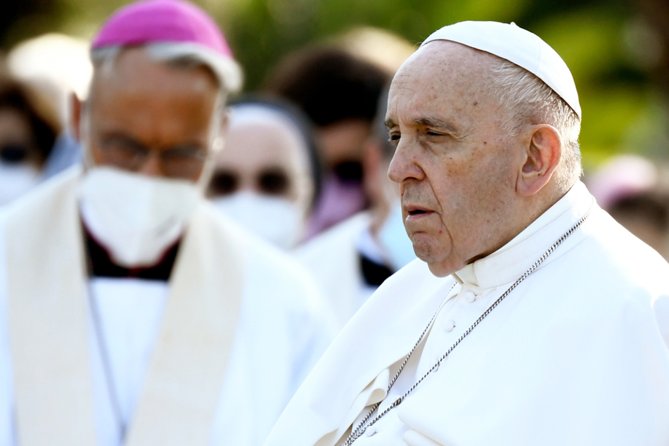 Papst Franziskus (84, r.) hat den Rücktritt des Erzbischofs von München und Freising, Kardinal Reinhard Marx (67), abgelehnt.