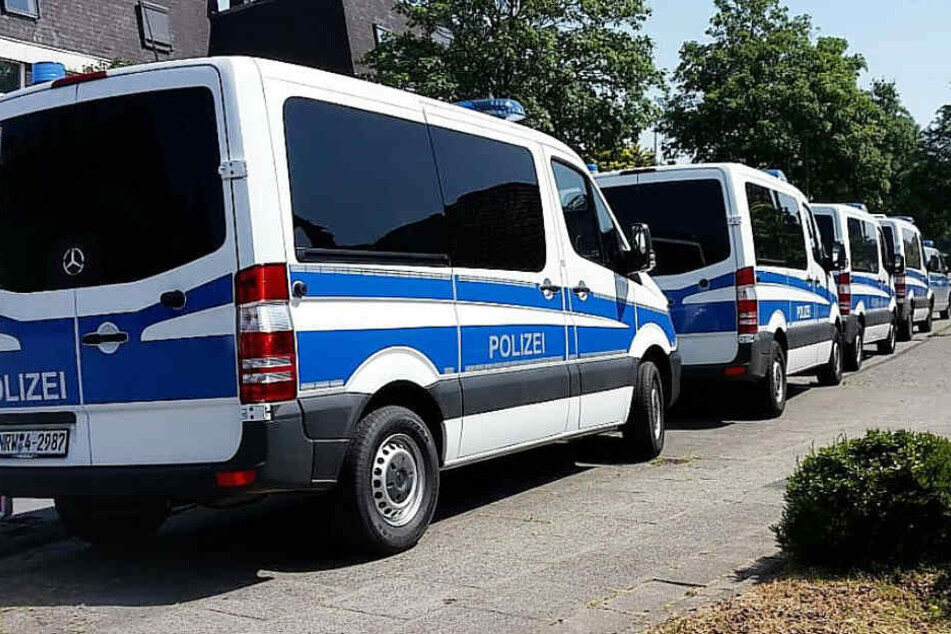 Einsatzfahrzeuge der Polizei vor dem Haus des Tatverdächtigen.