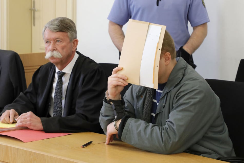 Matthias B. (32) muss sich wegen dem Mord an seiner Ex-Freundin Stephanie Z. (31) vor dem Landgericht verantworten. Er soll sie mit 14 Messerstichen getötet haben.