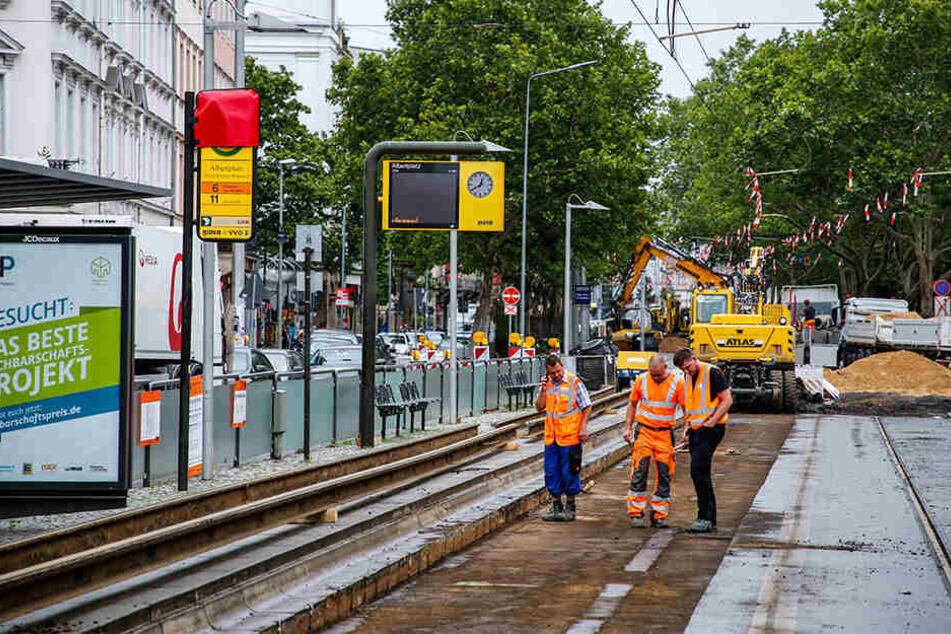 Arbeiter begutachten die Baustelle.