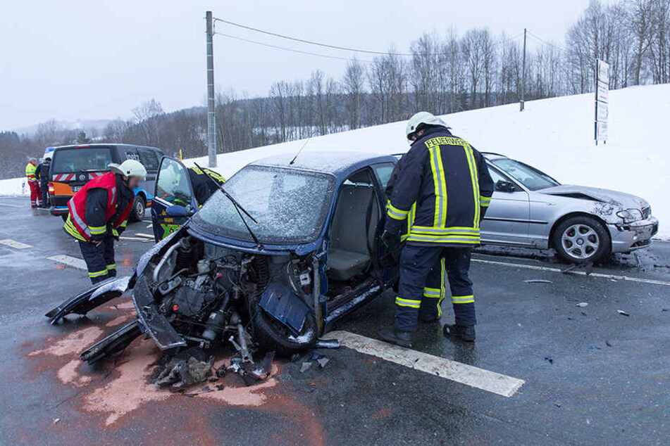Auf der B95 stießen ein Kleinwagen und ein BMW frontal zusammen.