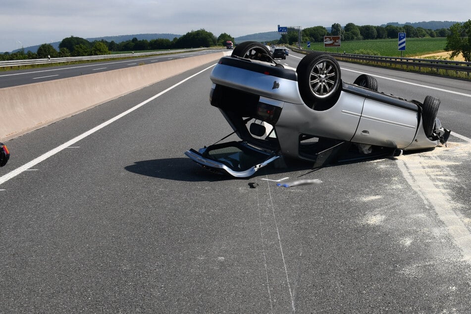 Unfall A7: Unbekannter Fahrer gesucht: 19-Jährige überschlägt sich mit Auto auf A7