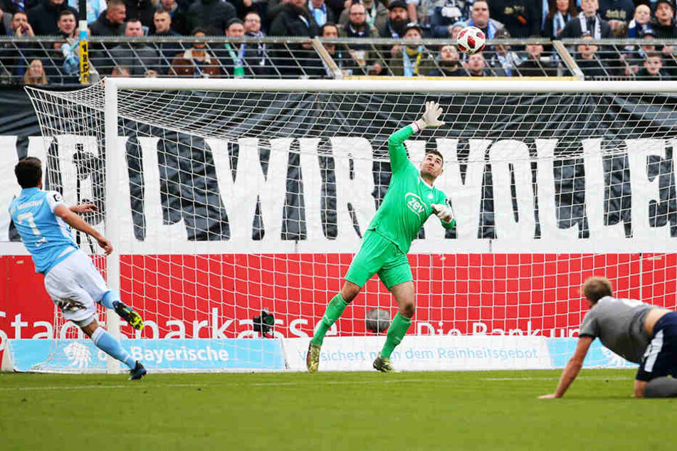 Stefan Lex (l.) trifft für den TSV 1860 München zur 1:0-Führung. FSV-Keeper Johannes Brinkies (M.) kann dem Ball nur hinterherschauen.
