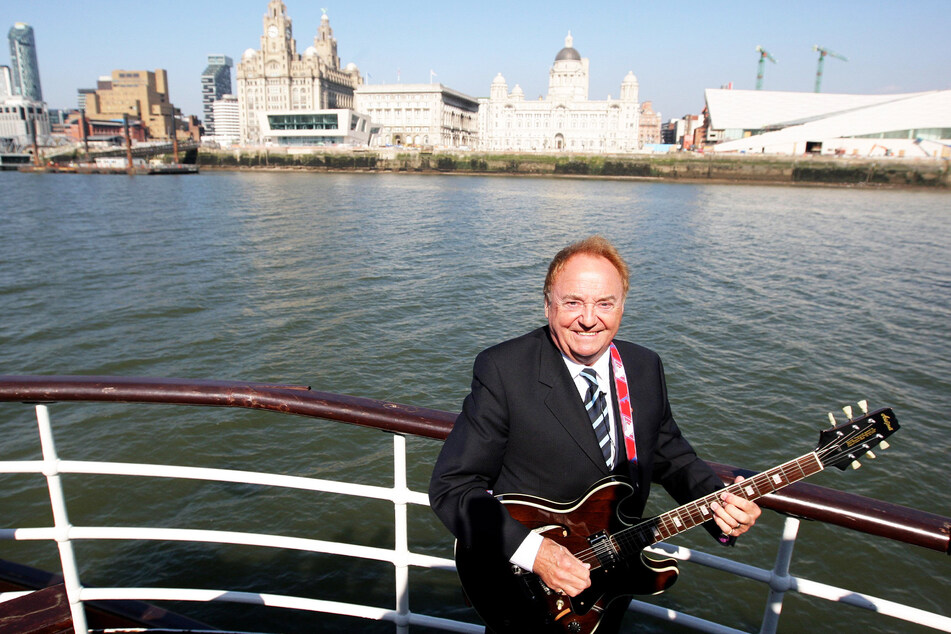 Der Sänger Gerry Marsden an Bord der Mersey-Fähre (Archivbild).