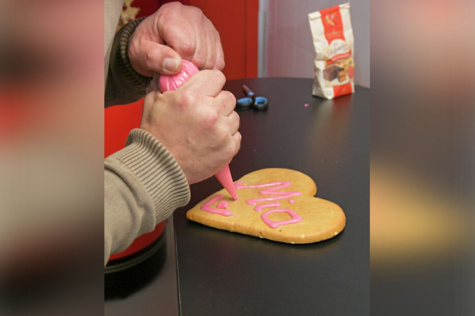 Den ersten Pfefferkuchen verziert Mia Manuela mit ihrem Namen in rosa Zuckerguss.