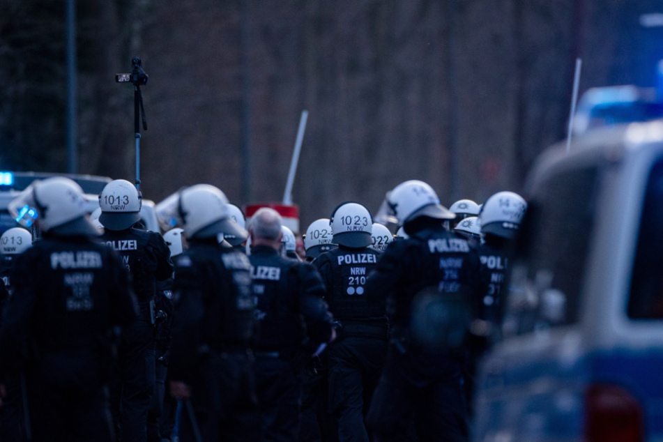 Einsatzkräfte der Kölner Polizei wurden nach dem Derby rund ums RheinEnergie-Stadion von hunderten gewaltbereiten Fans angegriffen.