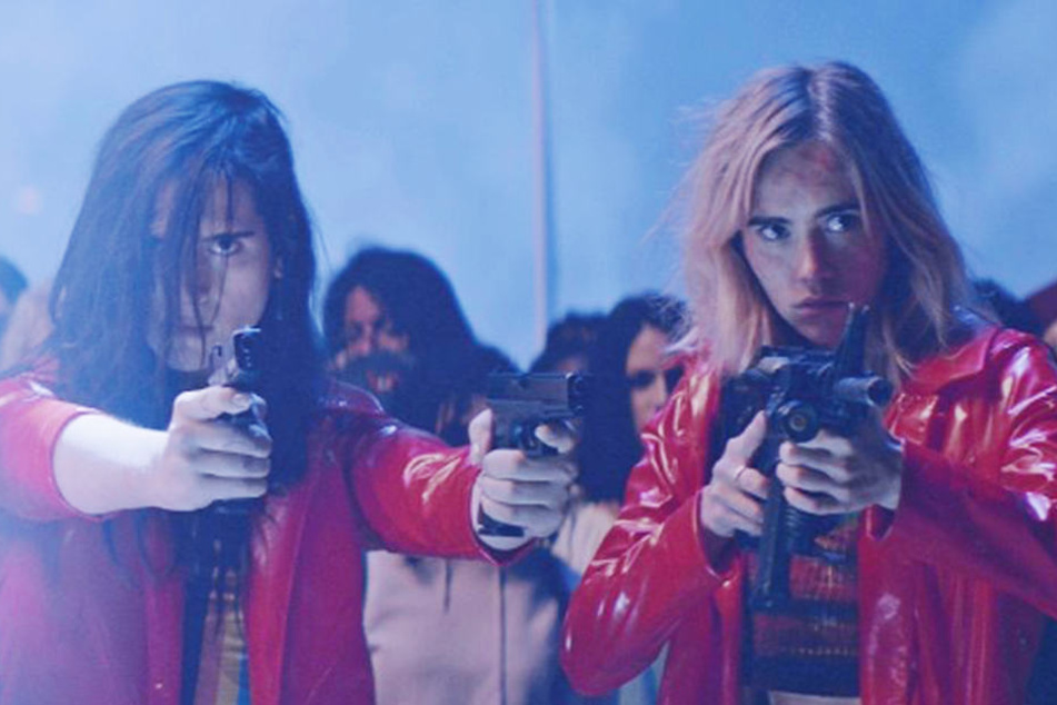 Sarah (Suki Waterhouse) und Bex Warren (Hari Nef) können auch austeilen.