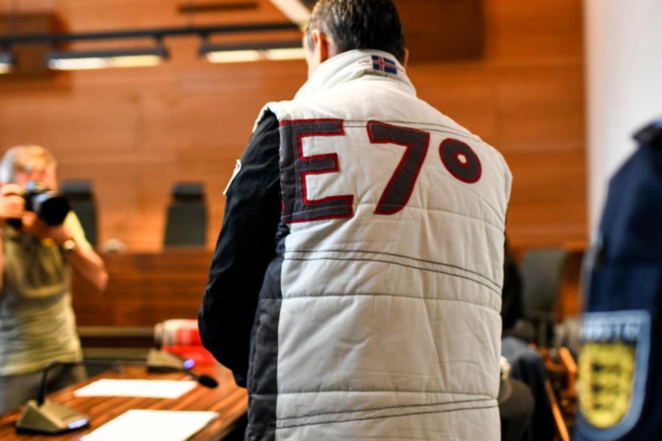 Der wegen Kindesmissbrauchs angeklagte Lebensgefährte kommt in den Gerichtsaal.