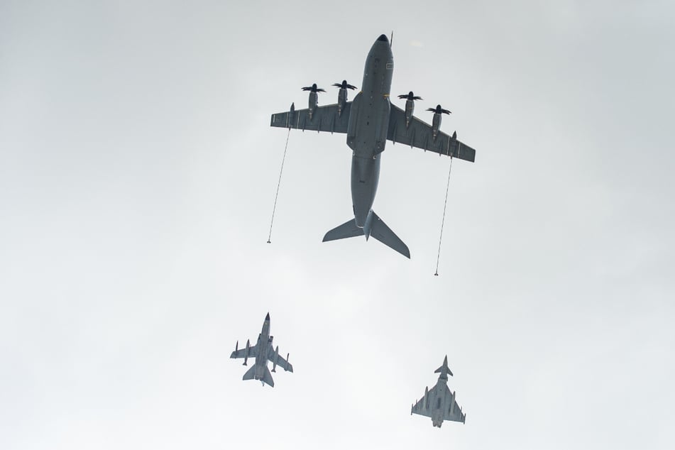 Beim Manöver dürfte auch das Betanken in der Luft geübt werden, wie hier mit einem Airbus A400M sowie einem Tornado und einem Eurofighter. (Archivbild)
