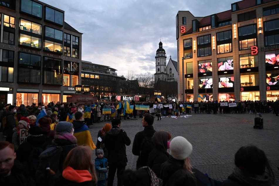 Auf dem Leipziger Marktplatz waren ukrainische Flaggen und Schilder zu sehen. Redebeiträge wurden gehalten.