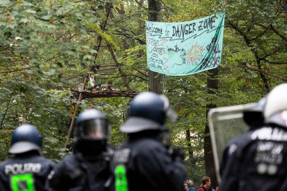 Nach Ablauf eines Ultimatums hat die Räumung des Hambacher Forsts begonnen.