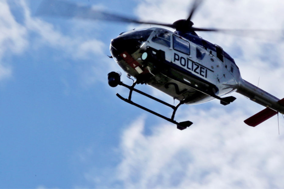 Mehrere Polizeistreifen und ein Polizeihubschrauber suchen nach dem Täter (Symbolbild).