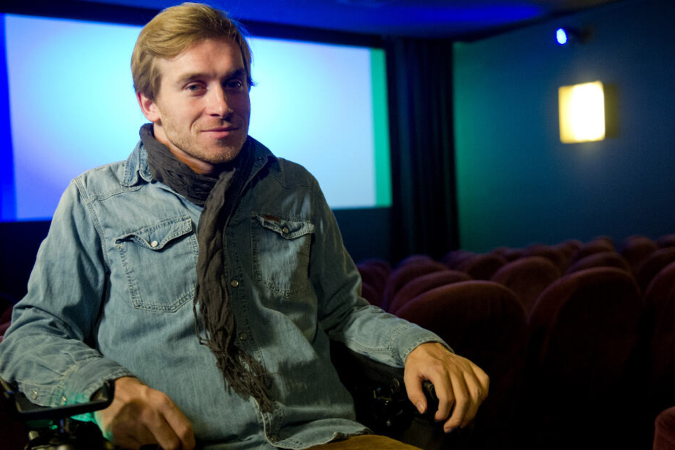 Samuel Koch sitzt in einem Kino am Raschplatz in Hannover. (Archiv)