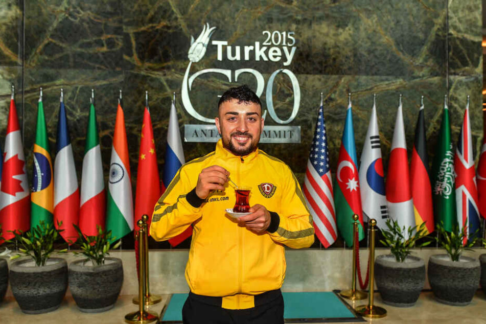 Aias Aosman mit türkischem Tee in der Hotellobby vor den G20-Länderfahnen im Trainingslager in der Hotelanlage des "Regnum Carya" Belek.