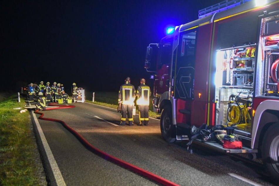 Ein Auto hat plötzlich Feuer gefangen. Die Feuerwehr versuchte noch, den Brand zu löschen, doch der Wagen brannte vollständig aus.