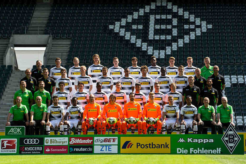 Nils Rütten (zweite Reihe von oben, Dritter von rechts) stand in der Saison 2016/17 in Gladbachs Profikader.