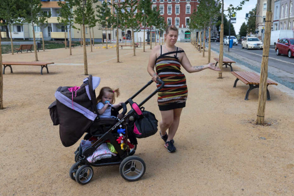 Sonnenberg-Anwohnerin Mandy Böhme (23) hatte sich auf den neuen Spielplatz gefreut. Doch ohne Zaun geht sie mit ihren drei Kindern lieber woanders hin.