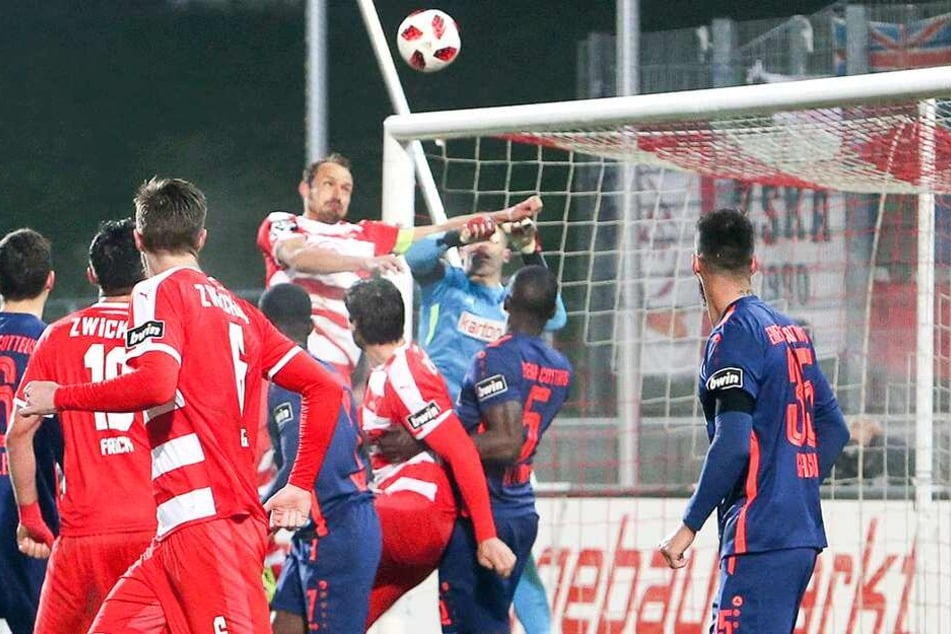 Toni Wachsmuth obenauf! Hier köpft er den Ball ins Cottbuser Tor, Keeper Kevin Rauhut kommt zu spät.