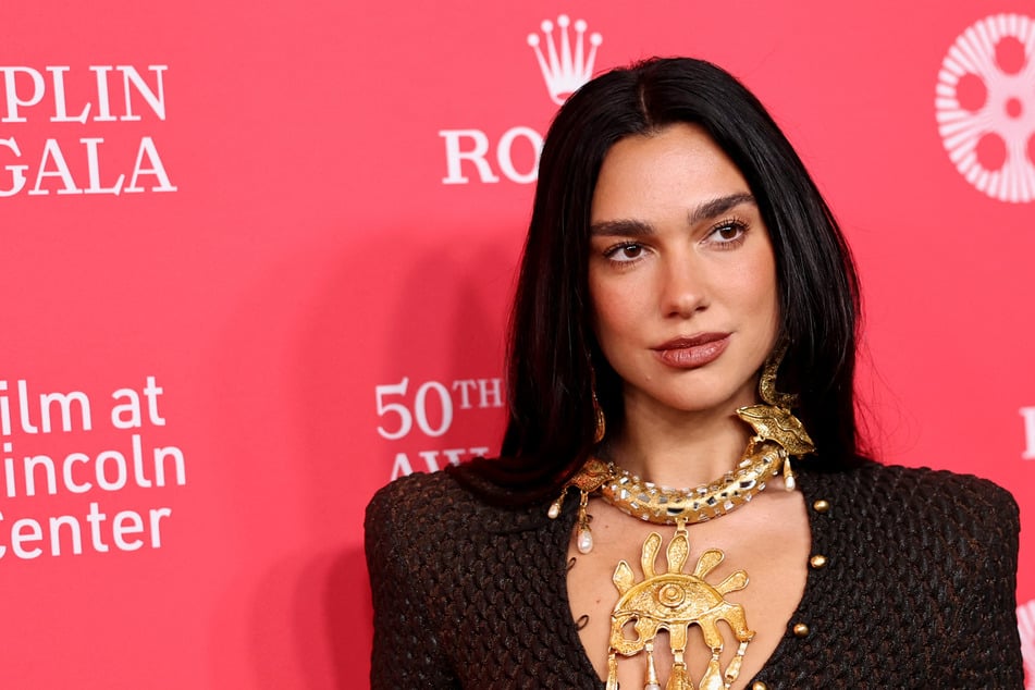 "Es hört nie auf, schwer zu sein": Dua Lipa packt über Beziehung mit ihrem Verlobten aus
